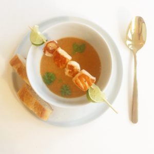Süßkartoffelsuppe mit Garnelen und Lachs
