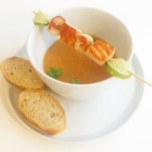 Süßkartoffelsuppe mit Garnelen und Lachs