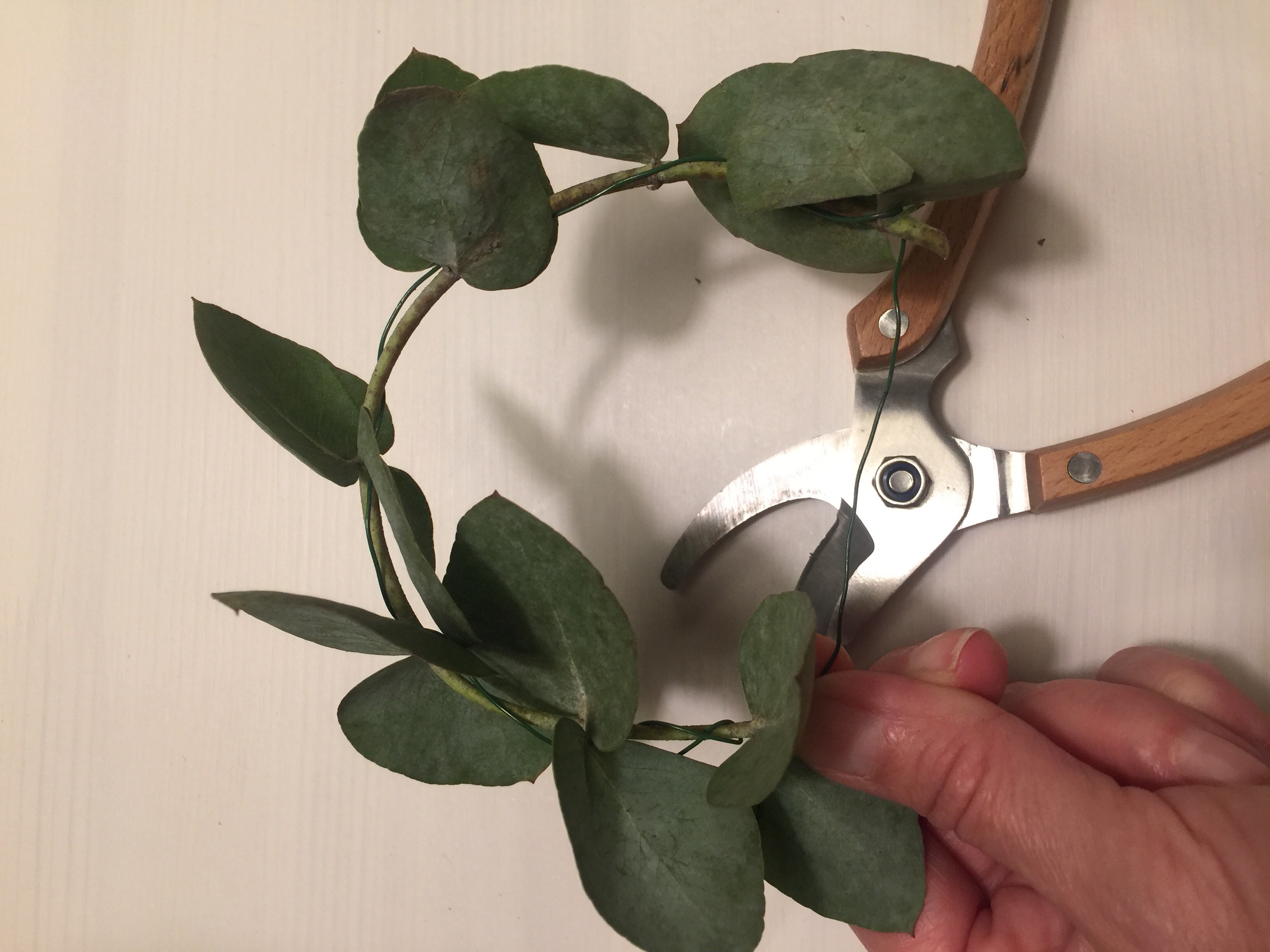 DIY Kränze und Teelichter mit Erika und Eukalyptus
