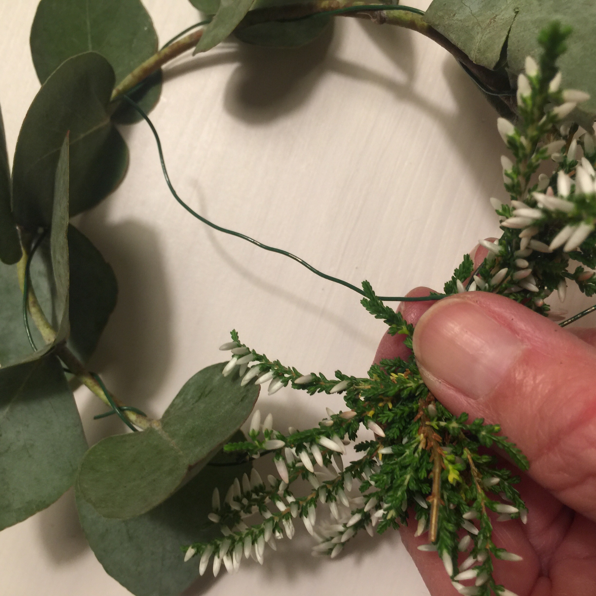 DIY Kränze und Teelichter mit Erika und Eukalyptus