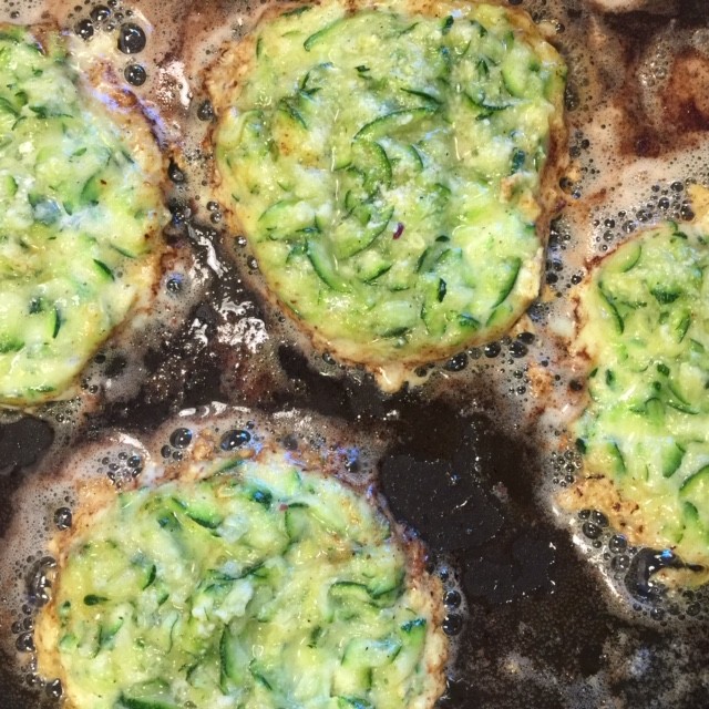 Lowcarb-Rezept Zucchinipuffer Pfanne