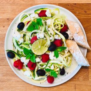 Leckere Rezepte für Baguette und Sommersalate passend zu Weißwein Zucchini-Gurken-Salat